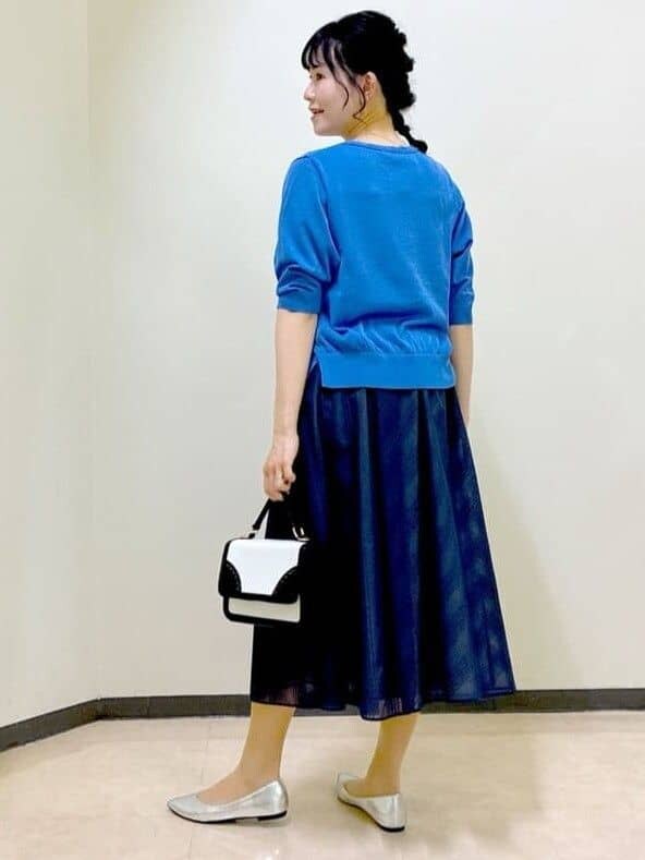 ブルー系のカーディガン/ボレロ、ホワイト系のタンクトップ、グレー系のその他パンツを着用したレディースの夏コーディネートの10枚目の写真