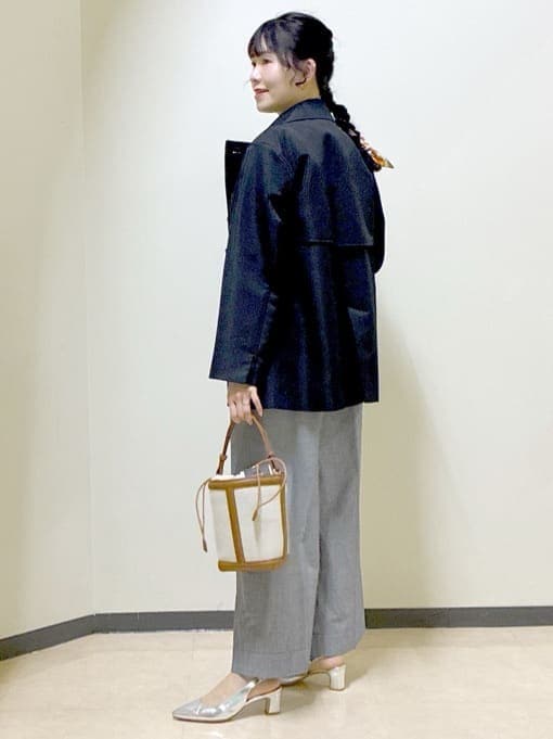 ブラック系のその他パンツ、ブラック系のステンカラーコート、ピンク系のニット/セーターを着用したレディースの冬コーディネートの4枚目の写真