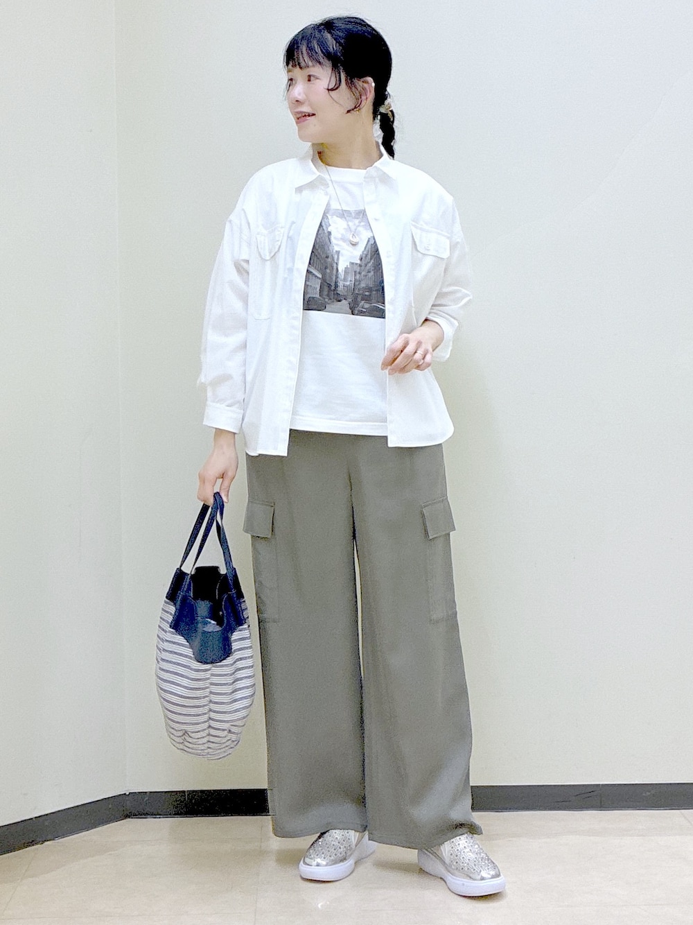 グリーン系のその他パンツ、ホワイト系のシャツ/ブラウス、ホワイト系のTシャツ/カットソーを着用したレディースの春コーディネートの9枚目の写真