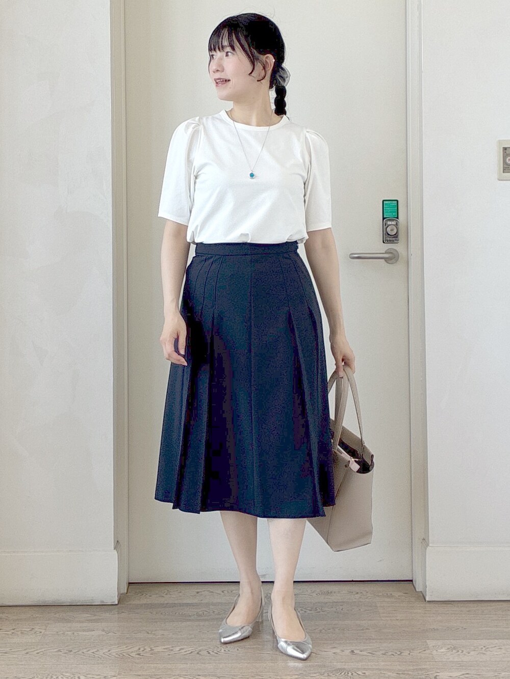 ブルー系のカーディガン/ボレロ、ホワイト系のTシャツ/カットソー、ブルー系のスカートを着用したレディースの夏コーディネートの10枚目の写真