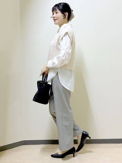 ブラック系のその他パンツ、ブラック系のトートバッグ、ゴールド系のネックレスを着用したレディースの冬コーディネートの2枚目の写真