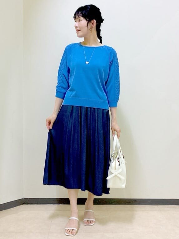 ブルー系のニット/セーター、ブルー系のその他パンツ、グレー系のニット/セーターを着用したレディースの夏コーディネートの5枚目の写真