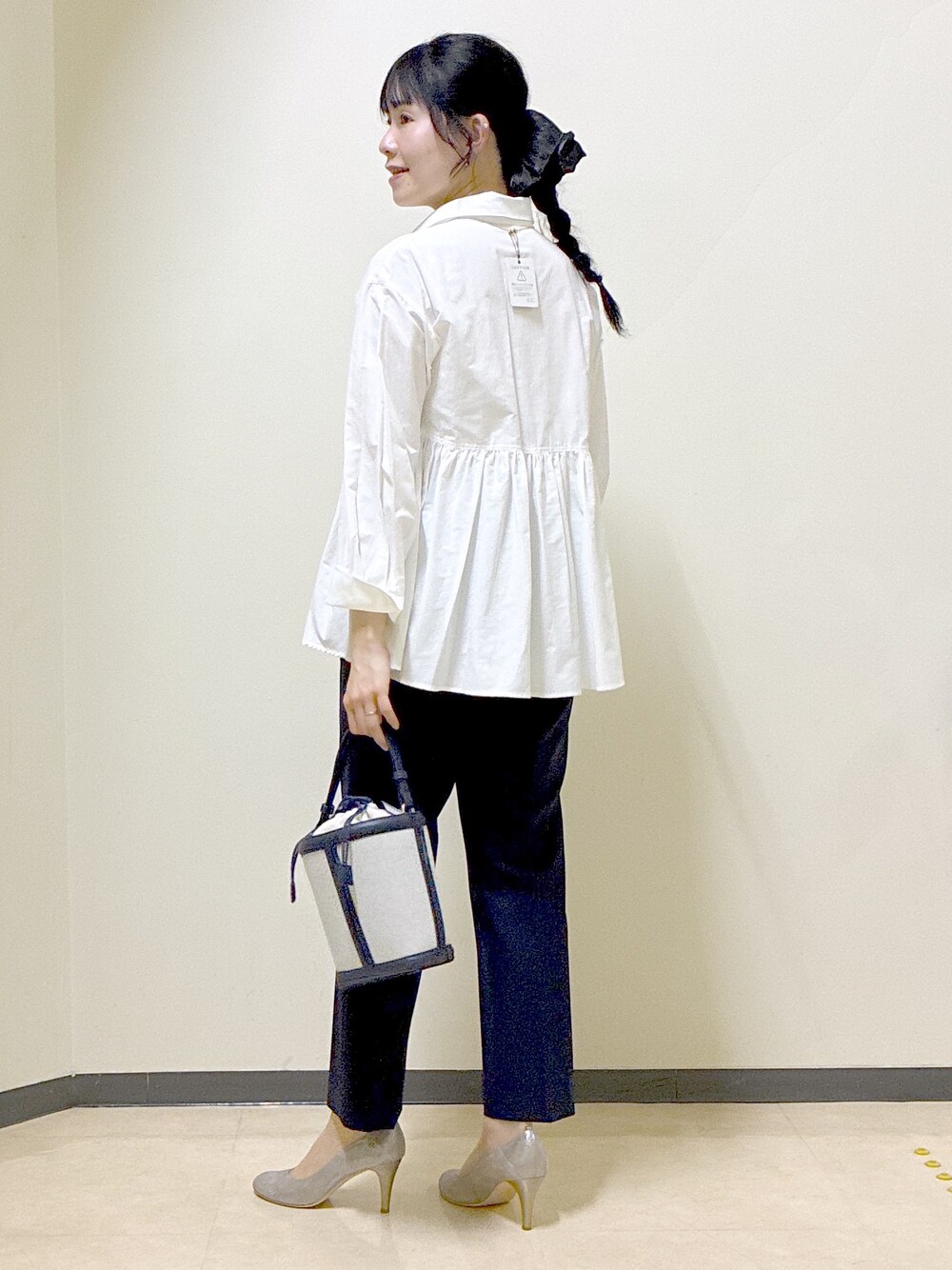 ブルー系のカーディガン/ボレロ、ブルー系のその他パンツ、ブルー系のショルダーバッグを着用したレディースの春コーディネートの4枚目の写真