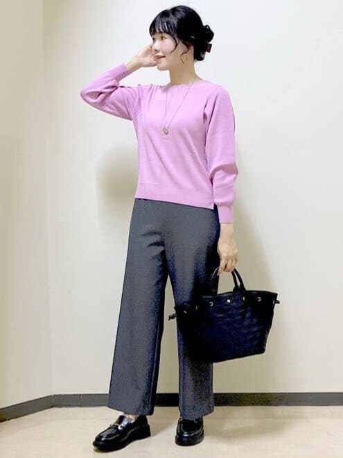 ピンク系のニット/セーター、ブルー系のその他パンツ、ブルー系のダウンジャケット/コートを着用したレディースの冬コーディネートの6枚目の写真
