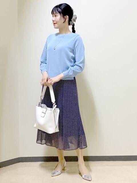 ブルー系のニット/セーター、ブルー系のスカート、ブルー系のブルゾンを着用したレディースの春コーディネートの7枚目の写真