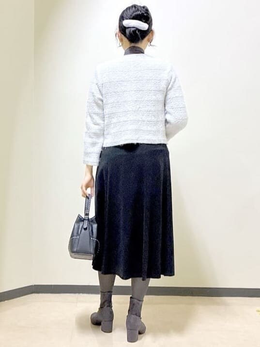 グレー系のカーディガン/ボレロ、グレー系のニット/セーター、ブラック系のスカートを着用したレディースの冬コーディネートの3枚目の写真