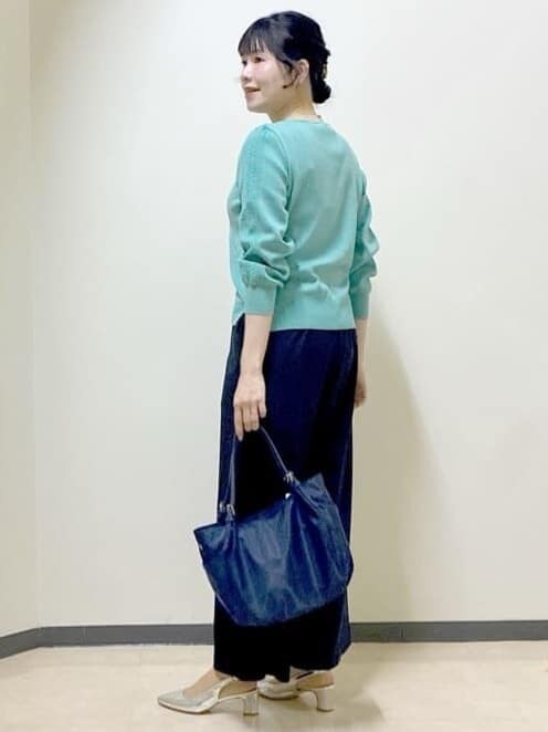 グリーン系のニット/セーター、ブルー系のその他パンツ、グレー系のノーカラージャケットを着用したレディースの冬コーディネートの4枚目の写真