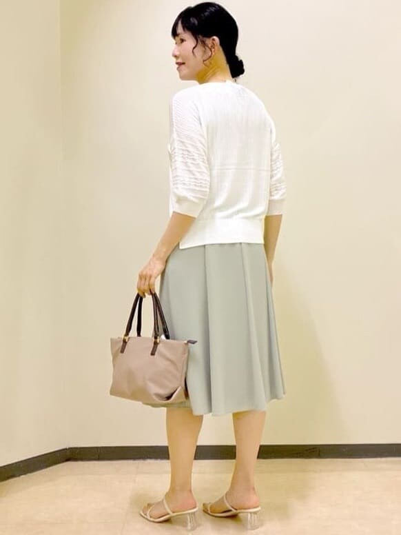 ブルー系のシャツ/ブラウス、グレー系のタンクトップ、ブラウン系のスカートを着用したレディースの夏コーディネートの9枚目の写真