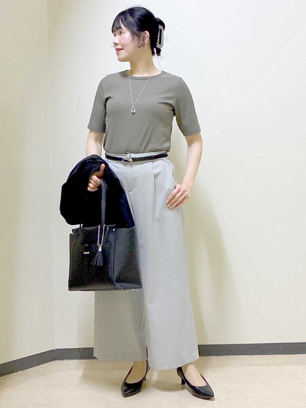 グリーン系のTシャツ/カットソー、ホワイト系のタンクトップ、グレー系のその他パンツを着用したレディースの春コーディネートの8枚目の写真