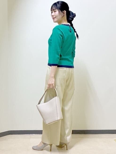 ベージュ系のその他パンツ、ベージュ系のショルダーバッグ、グリーン系のニット/セーターを着用したレディースの春コーディネートの10枚目の写真