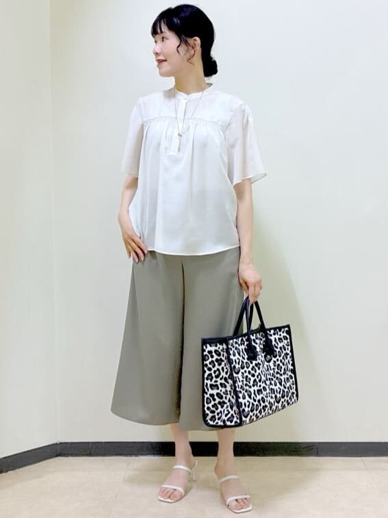 ベージュ系のシャツ/ブラウス、グレー系のタンクトップ、ブラック系のニット/セーターを着用したレディースの夏コーディネートの7枚目の写真