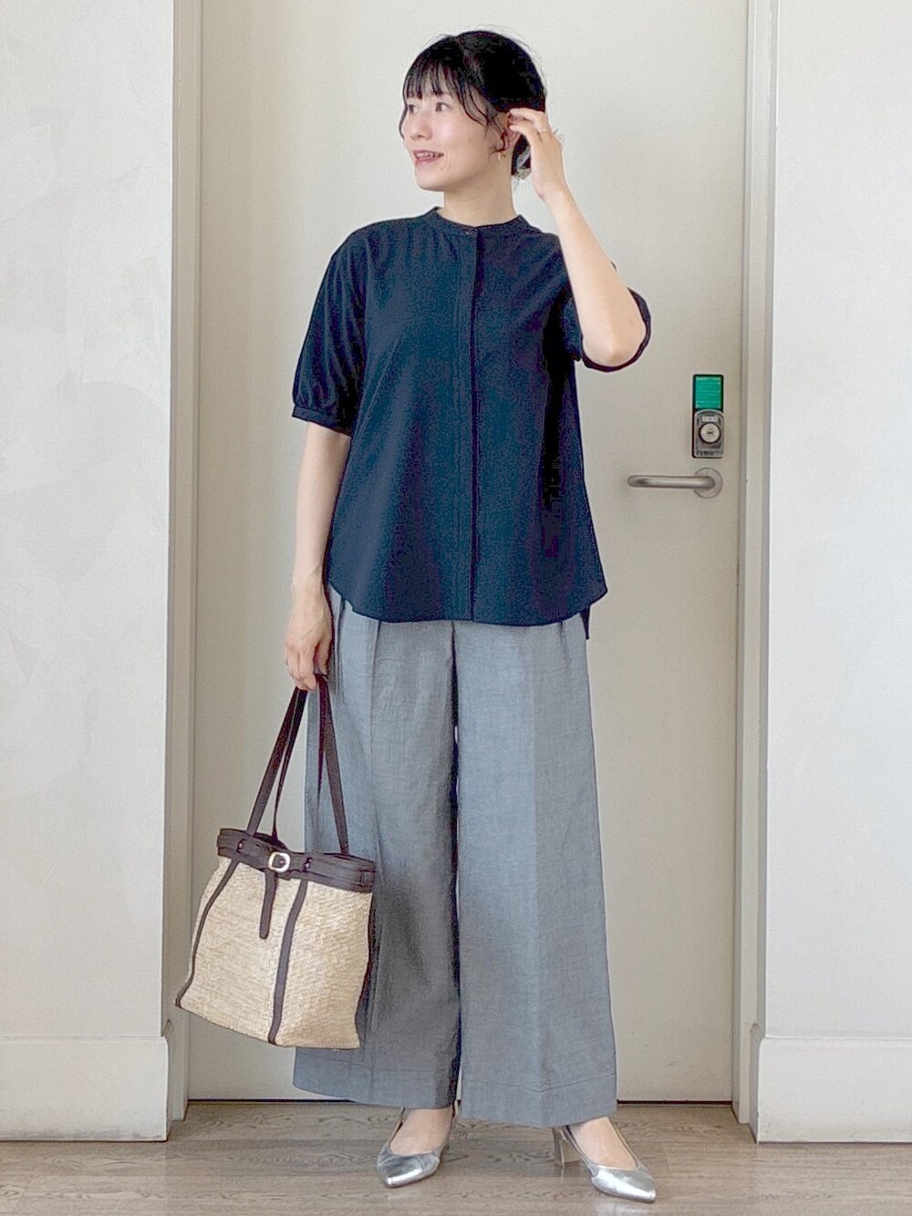ブルー系のシャツ/ブラウス、ブラック系のその他パンツ、ホワイト系のカーディガン/ボレロを着用したレディースの夏コーディネートの5枚目の写真