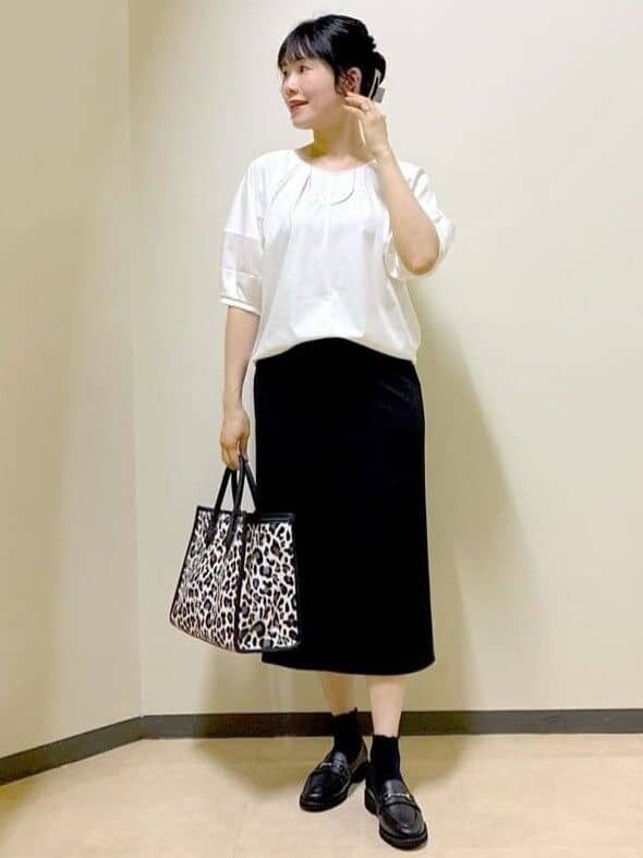 ホワイト系のTシャツ/カットソー、ブラック系のスカート、ブラウン系のスカートを着用したレディースの夏コーディネートの7枚目の写真