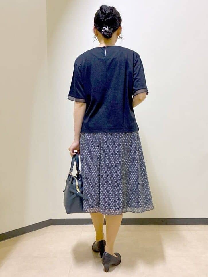 ブルー系のTシャツ/カットソー、ブルー系のスカート、ブルー系のトートバッグを着用したレディースの夏コーディネートの3枚目の写真