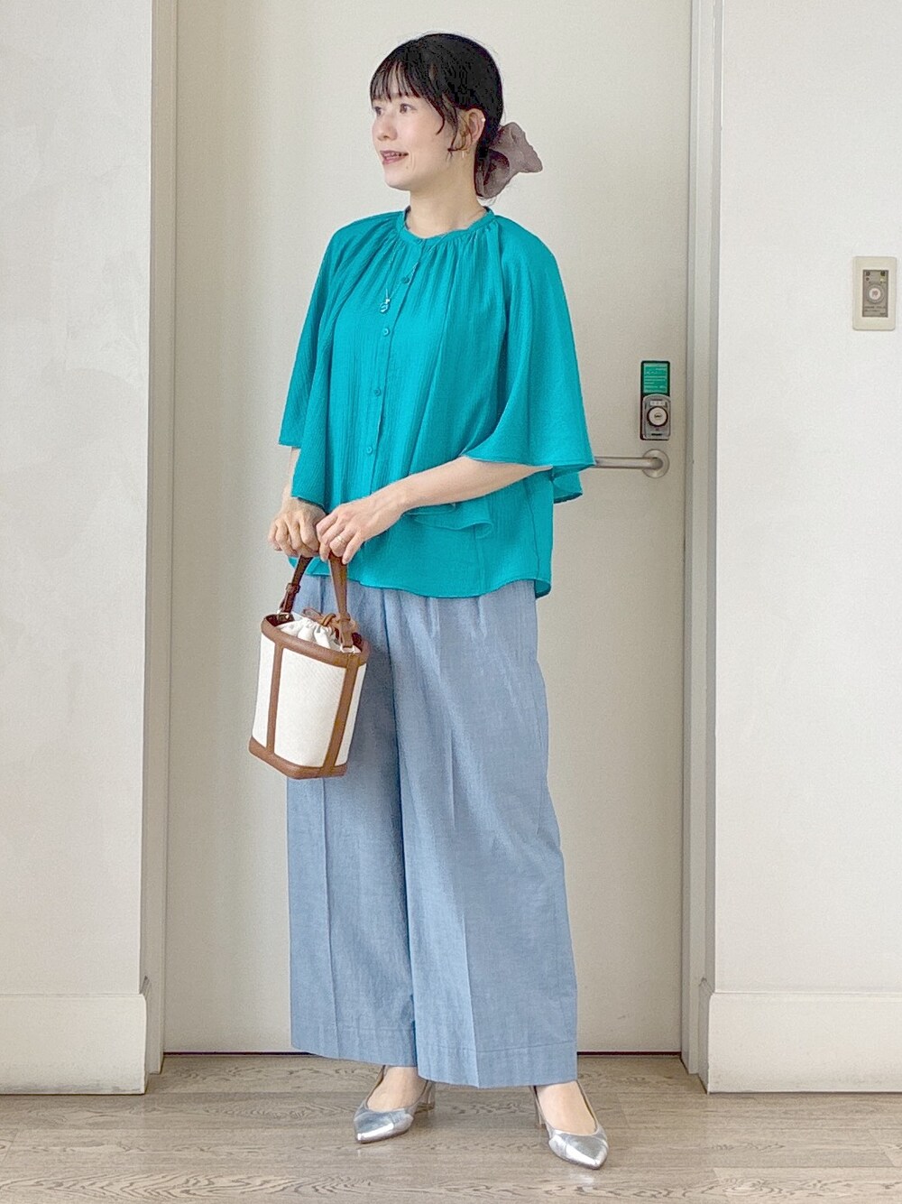ブルー系のシャツ/ブラウス、グレー系のタンクトップ、ブルー系のその他パンツを着用したレディースの夏コーディネートの8枚目の写真