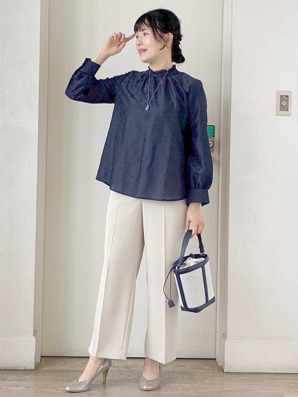 ブルー系のシャツ/ブラウス、ベージュ系のその他パンツ、ブルー系のショルダーバッグを着用したレディースの夏コーディネートの6枚目の写真