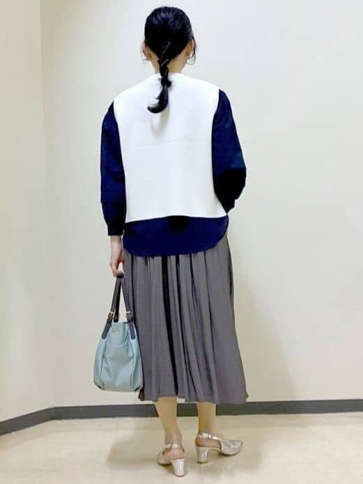 ブルー系のシャツ/ブラウス、ホワイト系のニット/セーター、グリーン系のその他パンツを着用したレディースの冬コーディネートの8枚目の写真
