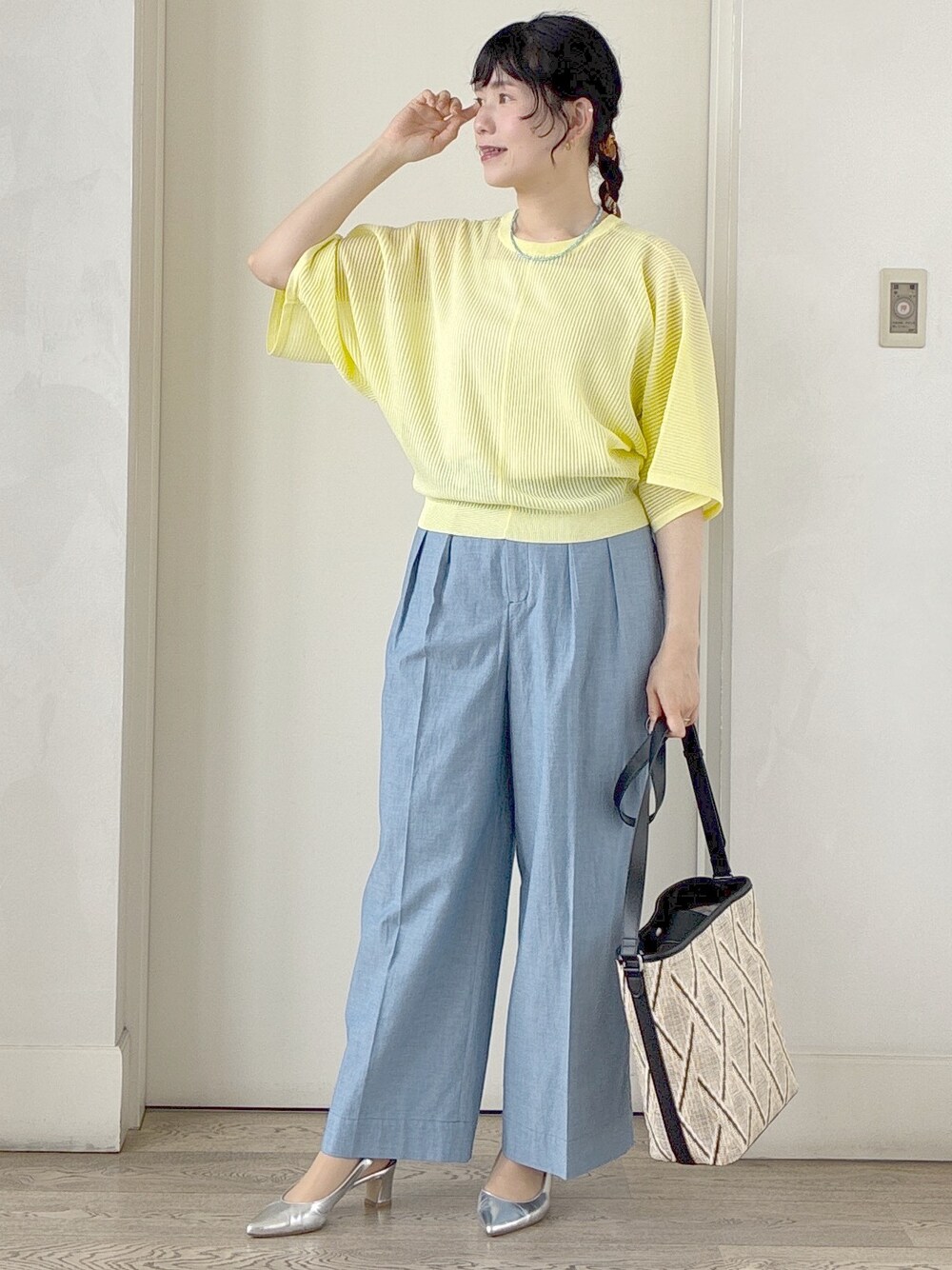 ブルー系のその他パンツ、ベージュ系のショルダーバッグ、イエロー系のニット/セーターを着用したレディースの春コーディネートの7枚目の写真