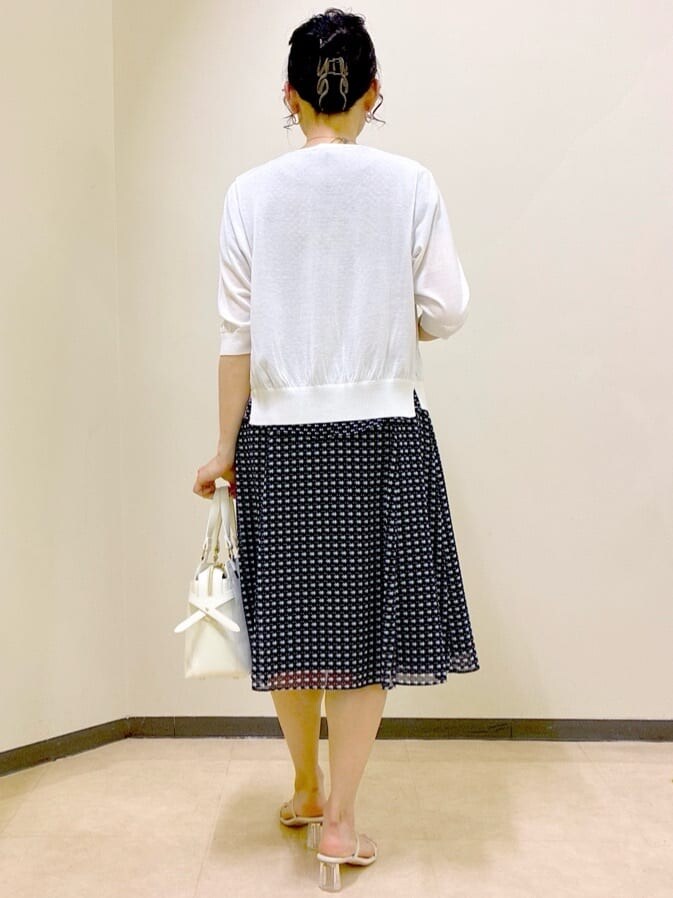 ホワイト系のカーディガン/ボレロ、ブルー系のシャツ/ブラウス、ブルー系のスカートを着用したレディースの夏コーディネートの3枚目の写真