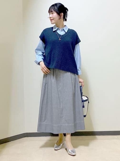 ブルー系のニット/セーター、ブルー系のシャツ/ブラウス、ブラック系のスカートを着用したレディースの春コーディネートの7枚目の写真