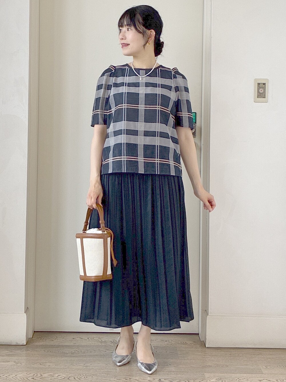 ブルー系のシャツ/ブラウス、ブルー系のスカート、イエロー系のショルダーバッグを着用したレディースの夏コーディネートの8枚目の写真