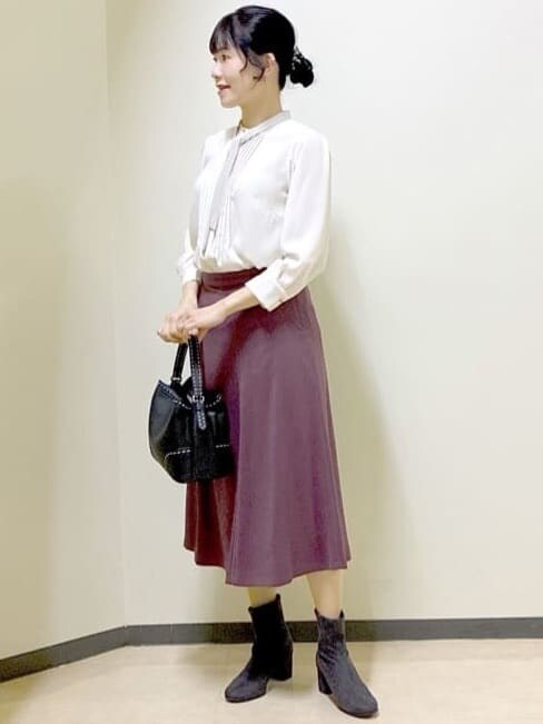 ホワイト系のシャツ/ブラウス、レッド系のスカート、ブラック系のベストを着用したレディースの冬コーディネートの7枚目の写真