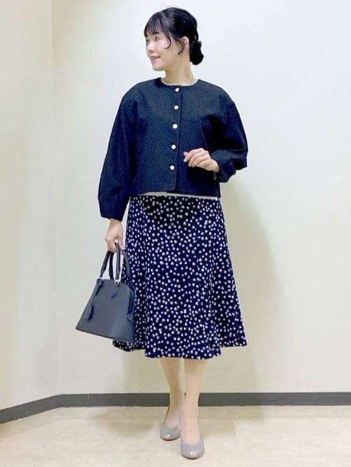 ブルー系のノーカラージャケット、グレー系のニット/セーター、ブルー系のスカートを着用したレディースの冬コーディネートの6枚目の写真