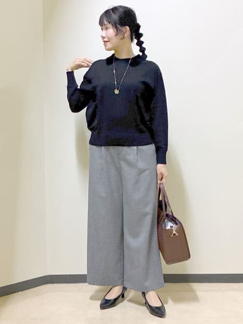 ブラック系のニット/セーター、グレー系のその他パンツ、ブラウン系のボストンバッグを着用したレディースの冬コーディネートの9枚目の写真