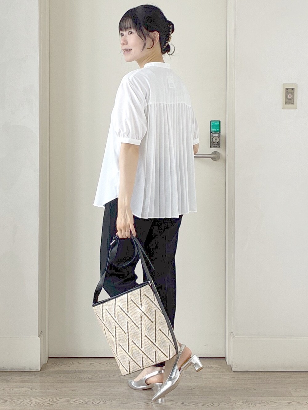 ブラック系のその他パンツ、ブラウン系のカーディガン/ボレロ、ベージュ系のショルダーバッグを着用したレディースの夏コーディネートの4枚目の写真