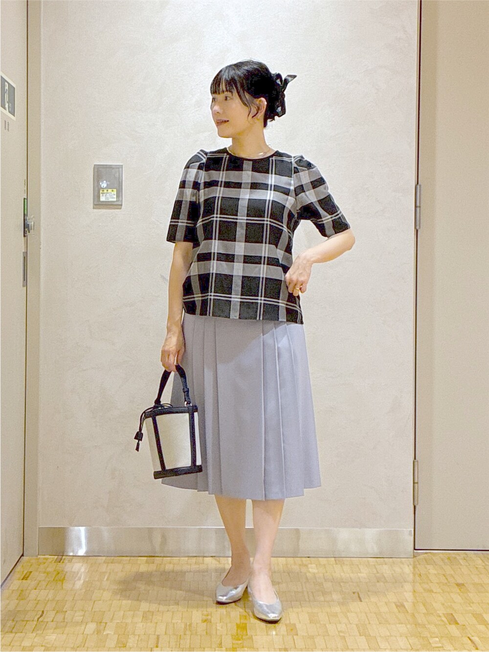 ブルー系のブルゾン、ブラック系のシャツ/ブラウス、ブルー系のスカートを着用したレディースの夏コーディネートの10枚目の写真