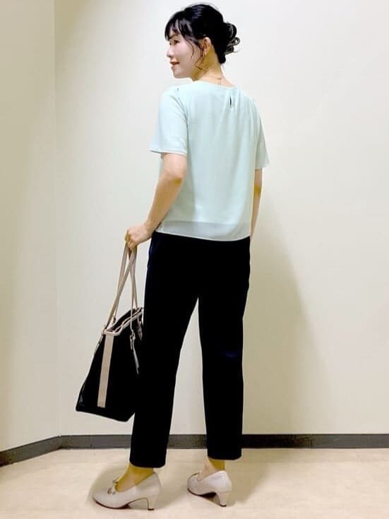 グレー系のカーディガン/ボレロ、グリーン系のシャツ/ブラウス、ブルー系のその他パンツを着用したレディースの春コーディネートの8枚目の写真