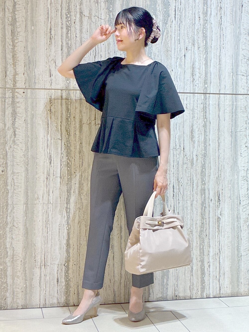 ブラック系のTシャツ/カットソー、ブラック系のその他パンツ、ベージュ系のトートバッグを着用したレディースの夏コーディネートの6枚目の写真