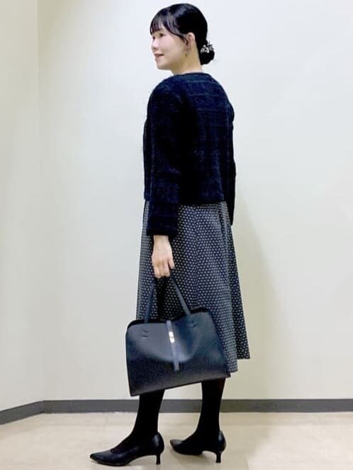 ブラック系のカーディガン/ボレロ、グレー系のワンピース、ブラック系のボストンバッグを着用したレディースの冬コーディネートの4枚目の写真