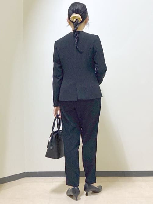 ブラック系のノーカラージャケット、ブラック系のその他パンツ、グレー系のシャツ/ブラウスを着用したレディースの冬コーディネートの3枚目の写真