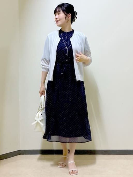 ブルー系のワンピース、グレー系のカーディガン/ボレロ、ホワイト系のトートバッグを着用したレディースの夏コーディネートの8枚目の写真