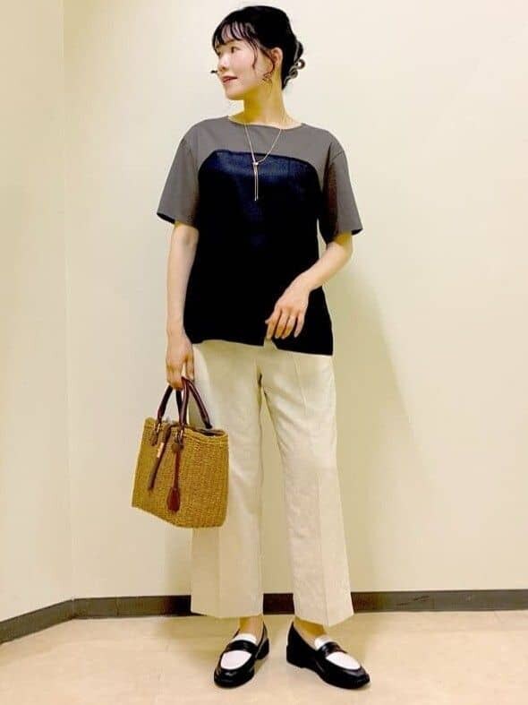 グリーン系のTシャツ/カットソー、ベージュ系のその他パンツ、イエロー系のトートバッグを着用したレディースの春コーディネートの7枚目の写真
