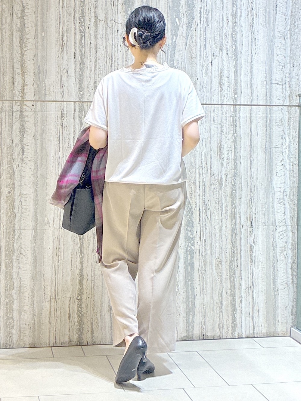 グレー系のニット/セーター、ブラウン系のシャツ/ブラウス、ベージュ系のその他パンツを着用したレディースの秋コーディネートの3枚目の写真
