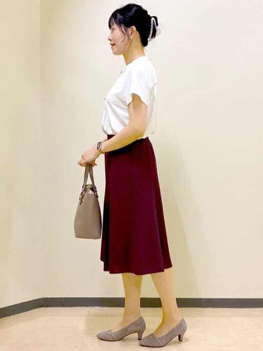 ホワイト系のシャツ/ブラウス、ベージュ系のカーディガン/ボレロ、レッド系のスカートを着用したレディースの秋コーディネートの2枚目の写真