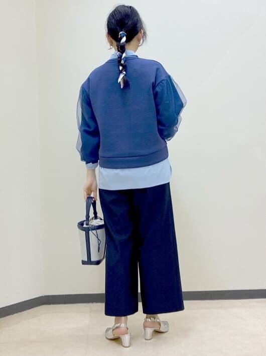 ブルー系のその他パンツ、ブルー系のシャツ/ブラウス、ブルー系のTシャツ/カットソーを着用したレディースの冬コーディネートの3枚目の写真