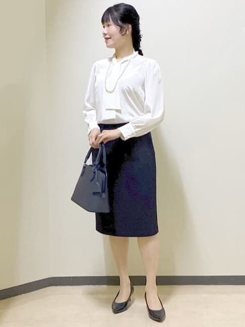 ホワイト系のシャツ/ブラウス、ブルー系のノーカラージャケット、ブルー系のスカートを着用したレディースの冬コーディネートの7枚目の写真