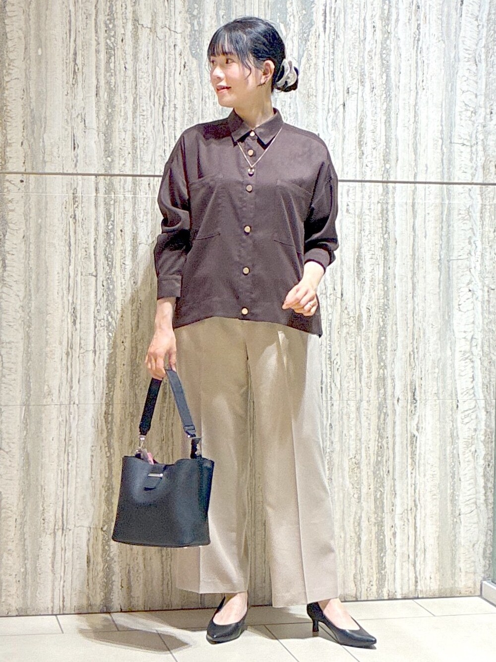 ブラウン系のシャツ/ブラウス、グレー系のニット/セーター、ベージュ系のその他パンツを着用したレディースの秋コーディネートの7枚目の写真