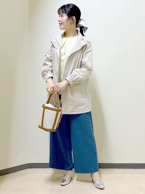 イエロー系のシャツ/ブラウス、シルバー系のパンプス、ブルー系のその他パンツを着用したレディースの冬コーディネートの7枚目の写真