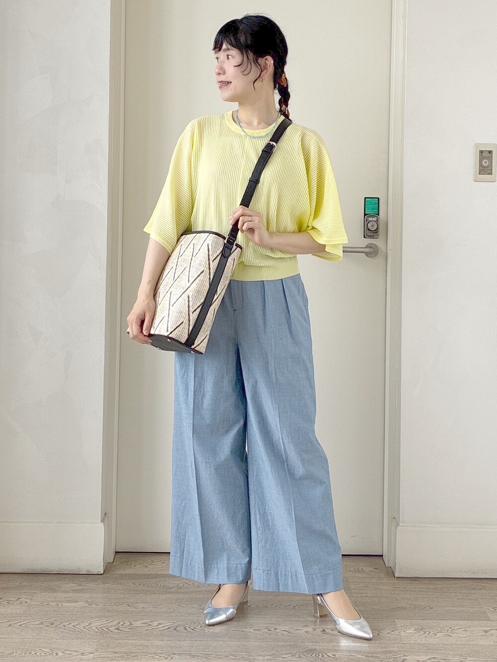 ブルー系のその他パンツ、ベージュ系のショルダーバッグ、イエロー系のニット/セーターを着用したレディースの春コーディネートの6枚目の写真