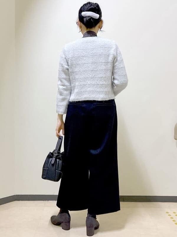 グレー系のカーディガン/ボレロ、グレー系のニット/セーター、ブラック系のその他パンツを着用したレディースの冬コーディネートの3枚目の写真
