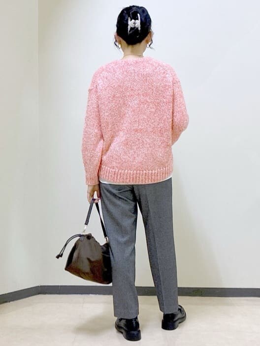 レッド系のニット/セーター、ホワイト系のTシャツ/カットソー、ブラック系のその他パンツを着用したレディースの冬コーディネートの3枚目の写真