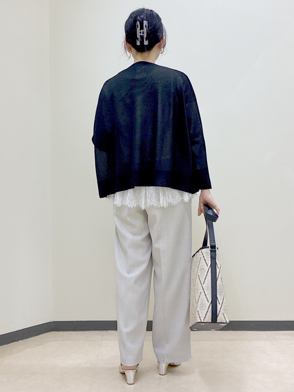 ブラック系のカーディガン/ボレロ、ホワイト系のTシャツ/カットソー、ベージュ系のその他パンツを着用したレディースの春コーディネートの3枚目の写真