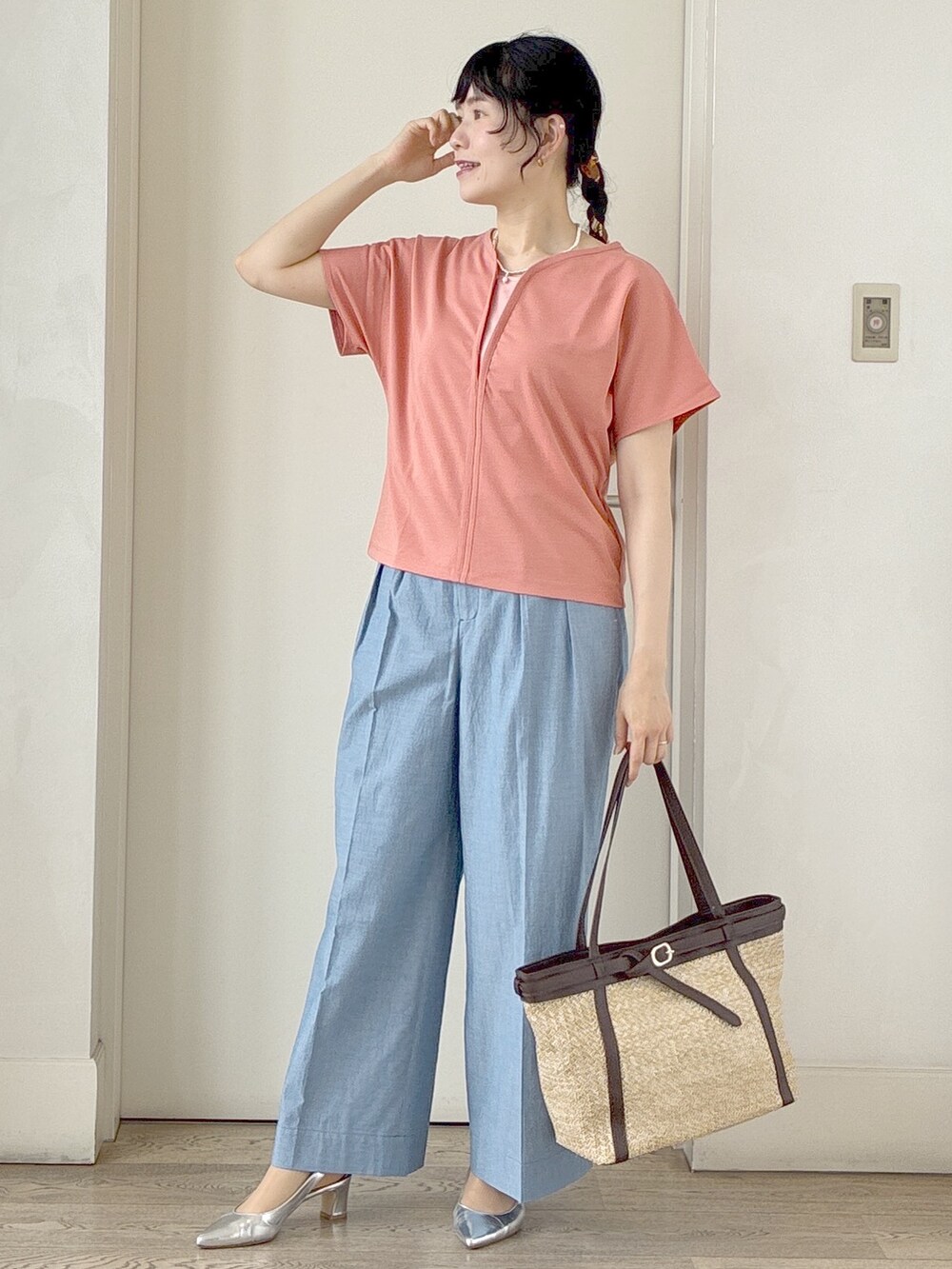 ブルー系のその他パンツ、ピンク系のTシャツ/カットソー、イエロー系のトートバッグを着用したレディースの春コーディネートの5枚目の写真