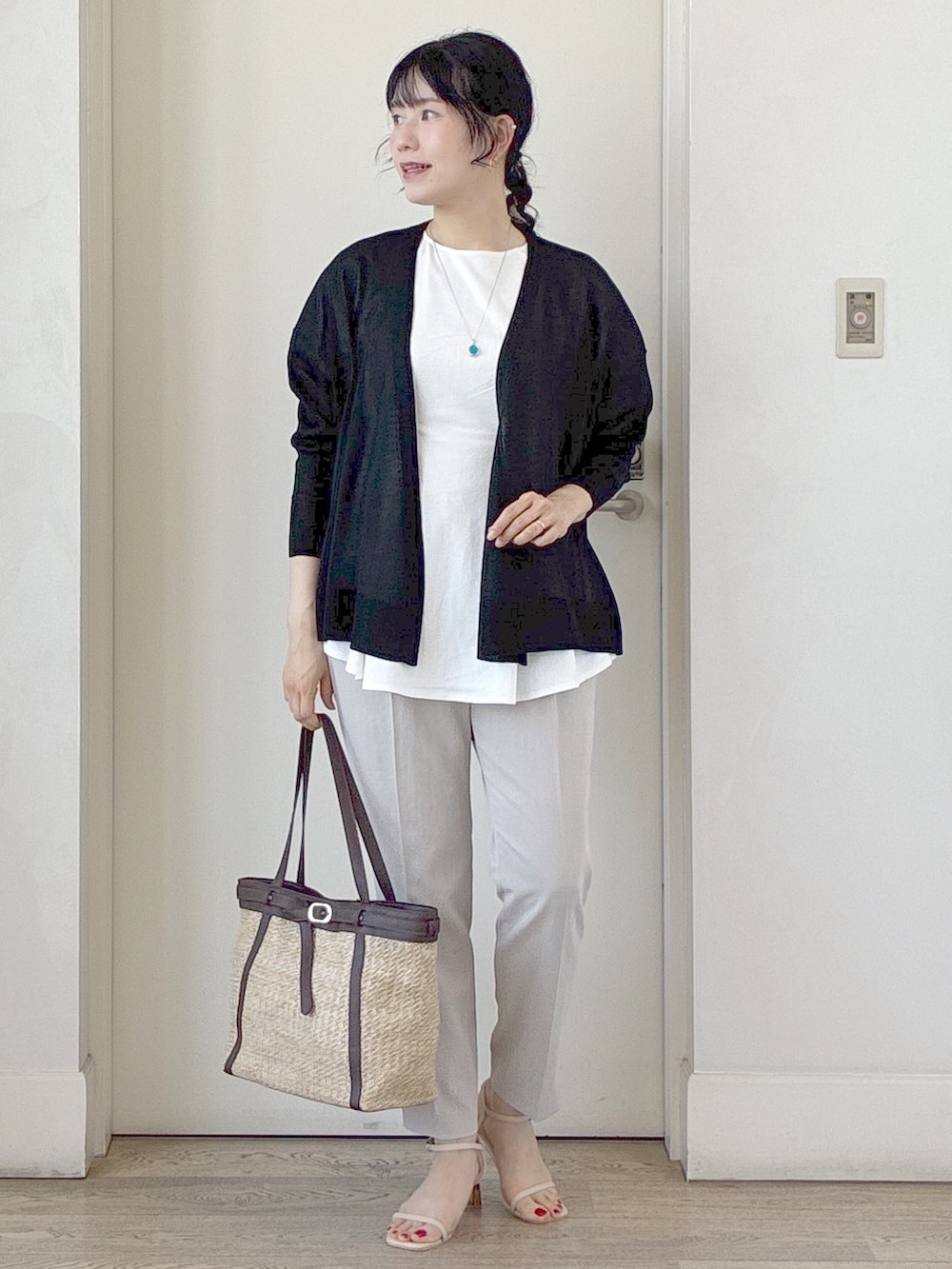 ブラック系のカーディガン/ボレロ、ホワイト系のTシャツ/カットソー、ベージュ系のタンクトップを着用したレディースの夏コーディネートの8枚目の写真