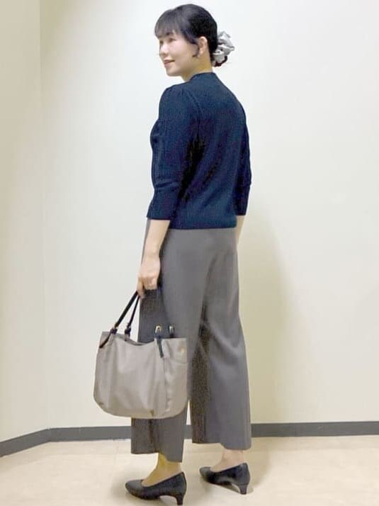ブルー系のニット/セーター、ブルー系のカーディガン/ボレロ、ブラウン系のその他パンツを着用したレディースの冬コーディネートの4枚目の写真
