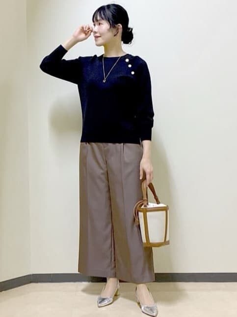 ブラウン系のその他パンツ、ブラック系のニット/セーター、イエロー系のショルダーバッグを着用したレディースの冬コーディネートの9枚目の写真